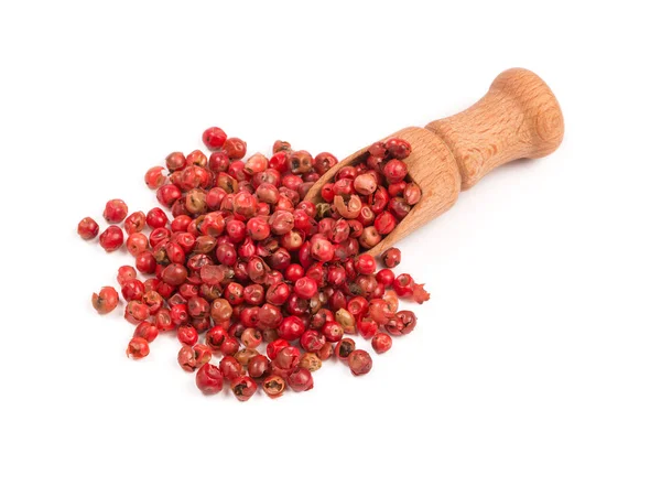 Pimienta rosa, granos de pimienta roja en una cuchara de madera — Foto de Stock