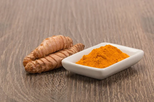 Curcuma grezza e macinata , — Foto Stock