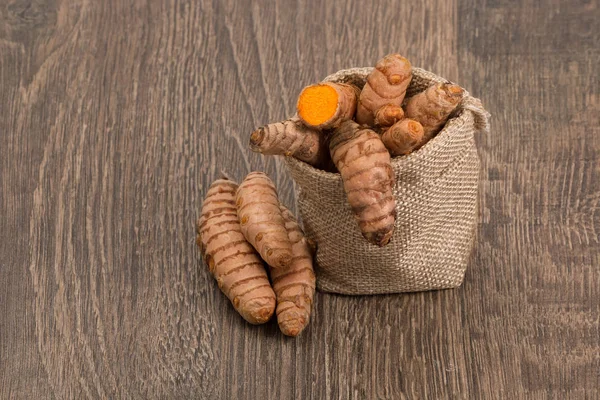 Rohe und gemahlene Kurkuma, — Stockfoto