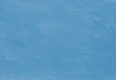 Mavi dokulu arka plan fırça darbeleriyle gri ve siyah tonlarında boyalı..