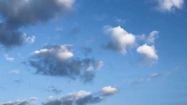 Nubes móviles y cielo azul, el vasto cielo azul y cielo de nubes, cielo con nubes clima naturaleza nube azul — Vídeos de Stock