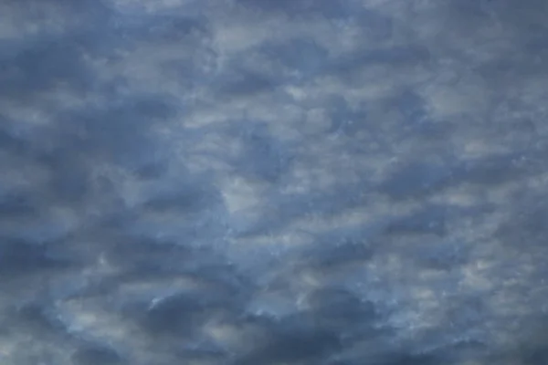 Céu azul fundo com nuvens minúsculas Imagens Royalty-Free