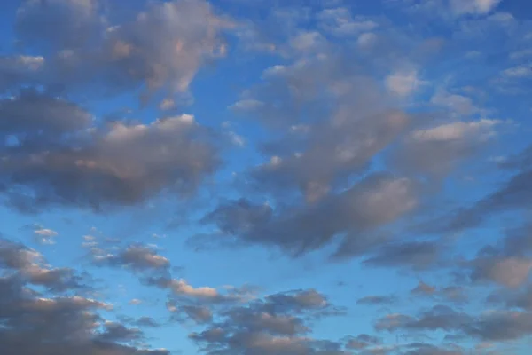 Céu azul fundo com nuvens minúsculas Fotografias De Stock Royalty-Free