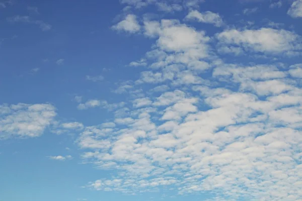 Céu azul fundo com nuvens minúsculas Imagem De Stock