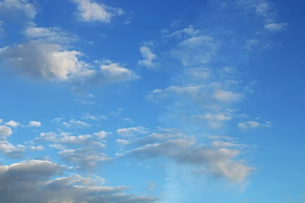 小さな雲と青空の背景 — ストック写真