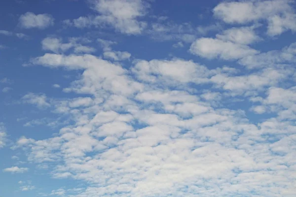 小さな青い空を背景の雲 雲青空背景夏の日 — ストック写真