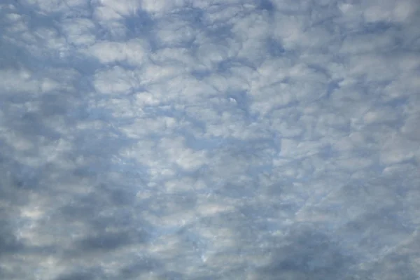 小さな雲と青空の背景 ストック写真