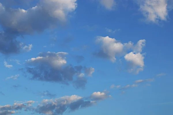 Cielo Azul Fondo Con Pequeñas Nubes Nubes Sobre Cielo Azul Imágenes de stock libres de derechos