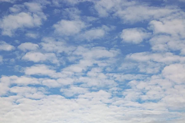 小さな青い空を背景の雲 雲青空背景夏の日 — ストック写真
