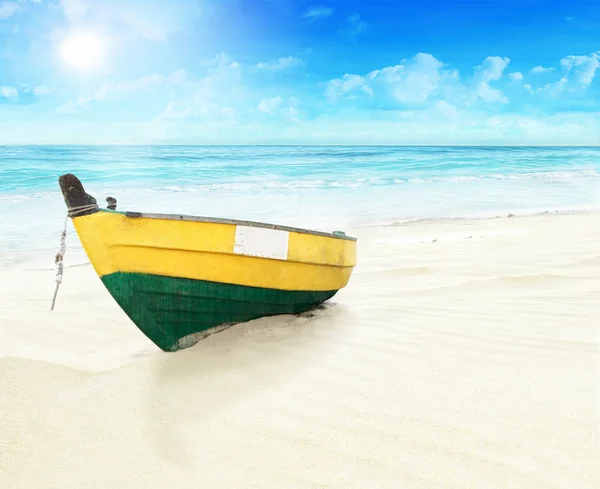 Barco na praia. — Fotografia de Stock