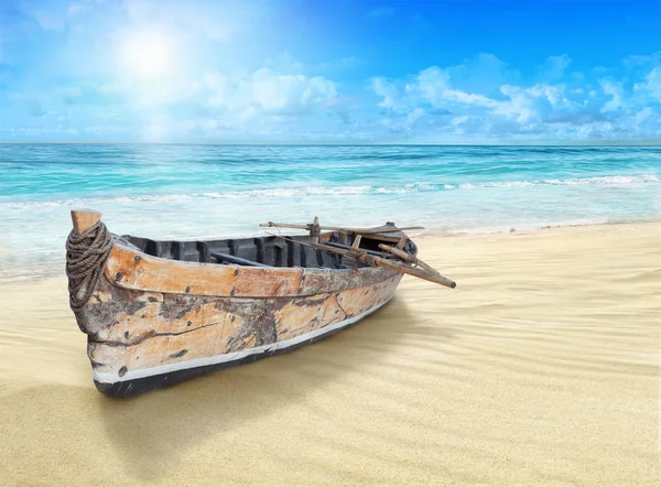 岸に古い 木製ボート — ストック写真