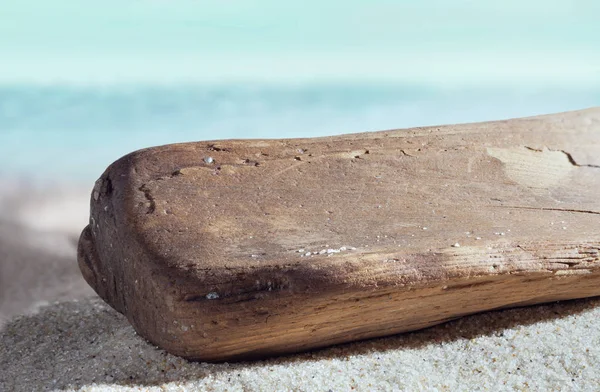 Trozo Madera Vieja Arrastró Orilla Del Mar Verano Una Playa — Foto de Stock