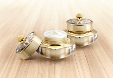 Ahşap zemin üzerine altın taç kozmetik kavanoz