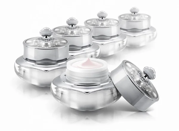 Vários frasco cosmético de luxo de prata no fundo branco — Fotografia de Stock