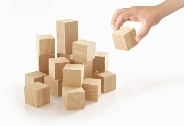 Dos manos jugando caja de madera sobre fondo aislado . —  Fotos de Stock