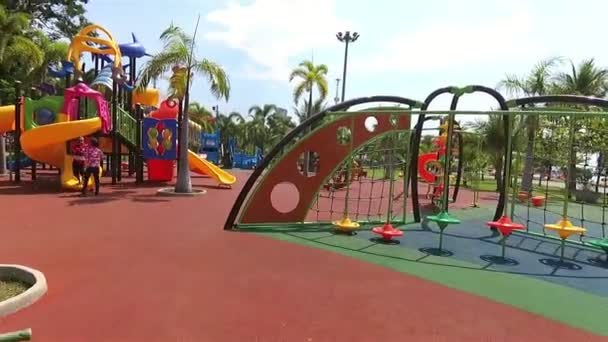 Gå till lekplatsen i offentlig park på solig dag. — Stockvideo