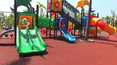 Oyun Parkı alanında güneşli gün yürümek.