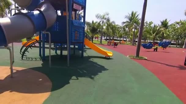 Spaziergang zum Spielplatz im öffentlichen Park bei sonnigem Wetter. — Stockvideo