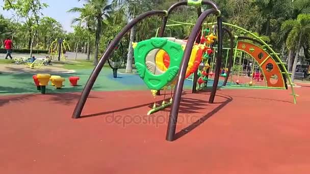 Corre al parque infantil en el parque público en el día soleado . — Vídeos de Stock