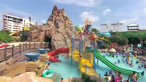 Bangkok, Thailand - April 2017: Happy time in the water park — Stock Video