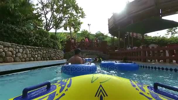 Bangkok, Tayland - Nisan 2017: Mutlu zamanında su parkı — Stok video