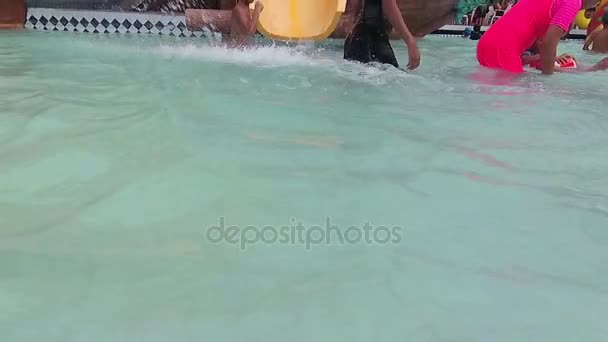 Bangkok, Thailand - April 2017: Happy time in the water park — Stock Video