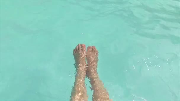 Dipping feet in water — Stock Video