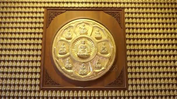 Buda de ouro na parede no templo (Panning tiro ) — Vídeo de Stock