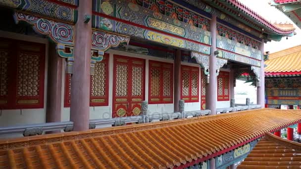 Cena de templo chinês na Tailândia. (Panning tiro ) — Vídeo de Stock