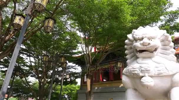 Chinese lion at the chinese temple in Thailand. (Panning shot) — Stock Video