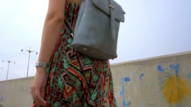 Beton köprü geçiş kadınlar. (Shot kaydırma)