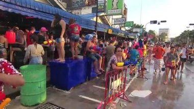 Pattaya, Tayland - Nisan 2017: İnsanlar Songkran Festivali Pattaya Plajı'nda tadını çıkarın
