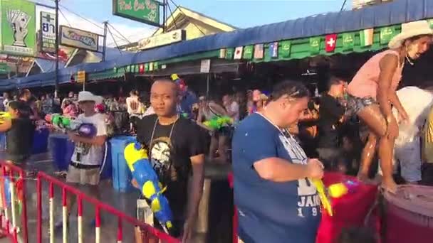 Pattaya, Tailandia - Abril 2017: La gente disfruta del festival Songkran en la playa de Pattaya — Vídeos de Stock