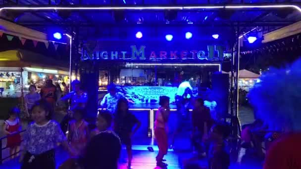 Паттайя, Таїланд - 2017 квітня: Люди танцюють вночі ринку Джомтьен — стокове відео
