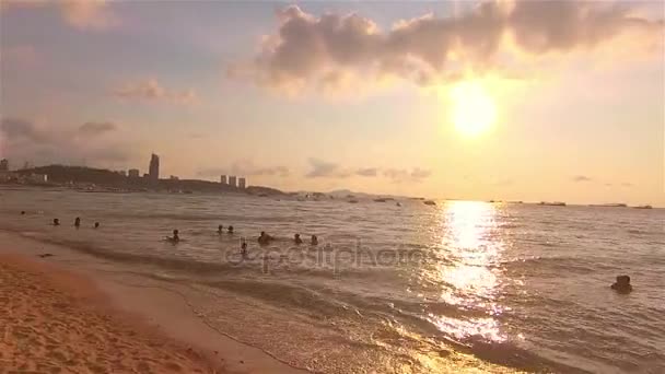 パタヤのビーチでビーチでパタヤ, タイ - 2017年 4 月: 幸せな時間 — ストック動画