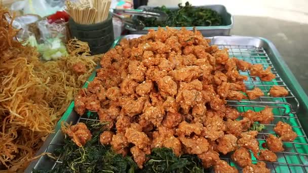 Comprar aperitivo tailandés picante en el mercado, Tailandia (Panning shot ) — Vídeo de stock