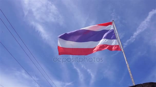 Bandeira tailandesa no barco no dia ensolarado — Vídeo de Stock