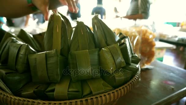 Postre tailandés tradicional envuelto en hojas de plátano — Vídeos de Stock