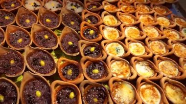 Piyasada Khanom Maw Krachan (Tay tatlı)