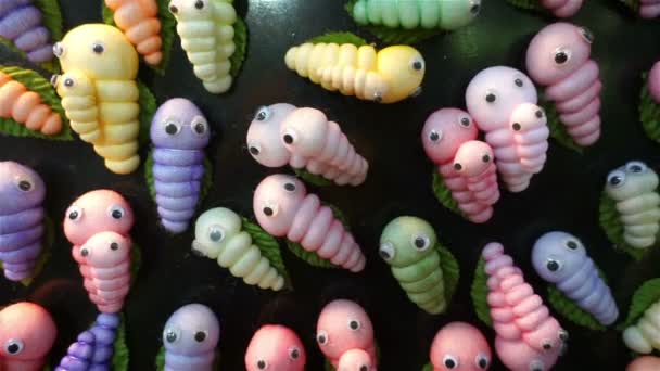 Látkové červ ručně vyráběné panenky z Thajska — Stock video