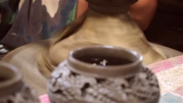Гончар формовал глиняный горшок — стоковое видео