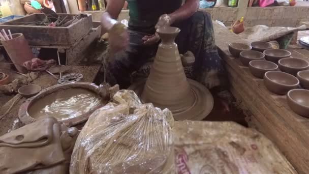 The potter is molding the clay pot — Stock Video