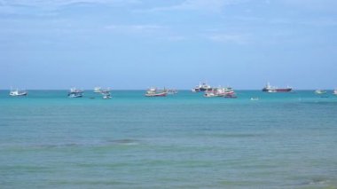 Balıkçı köyü ve teknede Chonburi, Thailand