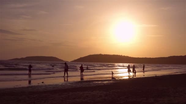 Счастливый вечер на пляже Чонбури, Таиланд — стоковое видео