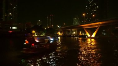 Gece Chao Phraya Nehri profili gemisi Tayland at