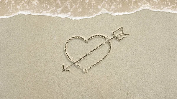Символ Написанный Песке Пляже — стоковое фото