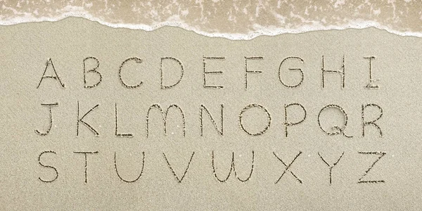 Lettere Dell Alfabeto Scritte Mano Nella Sabbia Sulla Spiaggia — Foto Stock