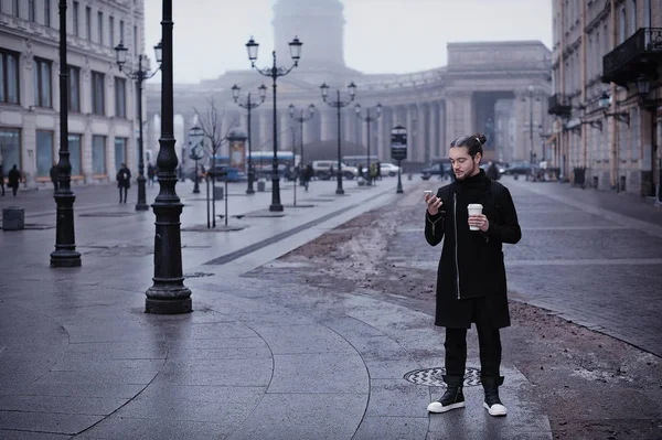 Mannen med kopp kaffe och smart telefon — Stockfoto