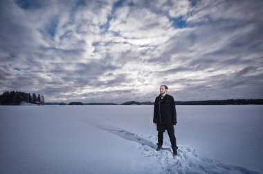 Göl üzerinde duran adam