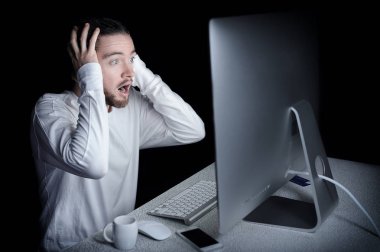 Onun bilgisayar ile şok adam